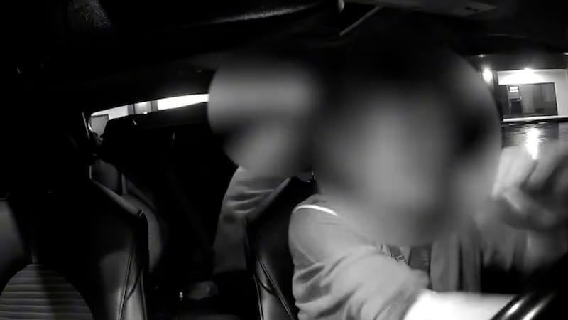 La taxista y su pasajero entran en pánico cuando un hombre agresivo intenta sacarlos de la carretera.