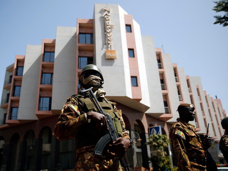 Strenge beveiligingsmaatregelen tijdens het bezoek van president Boubacar Keita aan het Radisson Blu Hotel in Bamako.