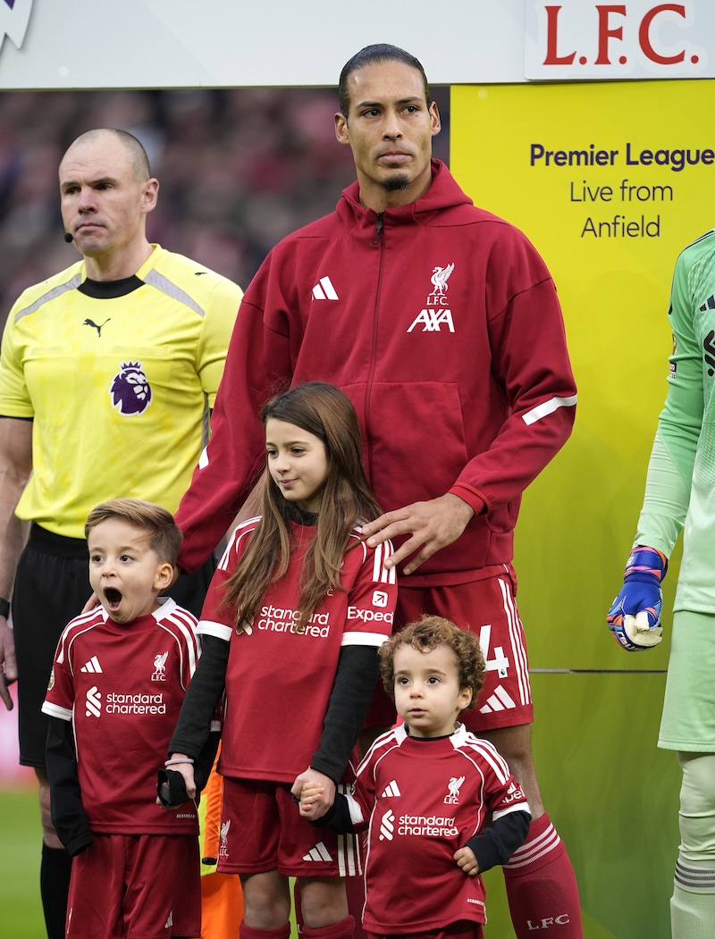 Van Dijk met Dinis (4) en Duarte (2) en een nichtje van Jota. 