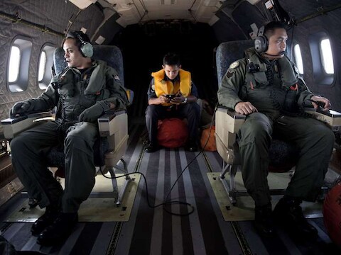 Leden van de Maleisische luchtmacht tijdens de zoekactie naar het vermiste toestel van Malaysia Airlines, vandaag boven de Straat van Malakka.