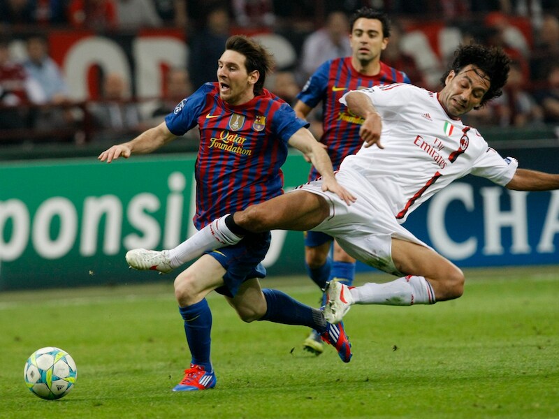 Nesta haalt Messi onderuit in de kwartfinale van de Champions League.