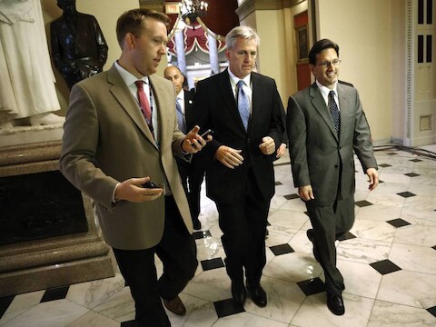 Kevin McCarthy en Eric Canton op hun weg naar het Huis van Afgevaardigden om te stemmen over de spoedwet.