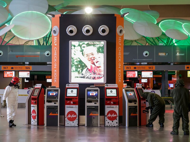 Een team in gaspakken onderzoekt terminal KLIA2 van de luchthaven van Kuala Lumpur in Maleisië op sporen van giftige chemicaliën nadat vrijdag bekend raakte dat Kim Jong-nam vermoord werd met zenuwgas.