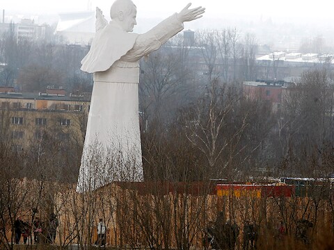 Het gigantische standbeeld van paus Johannes Paulus II (1920-2005) in het Poolse Czestochowa.