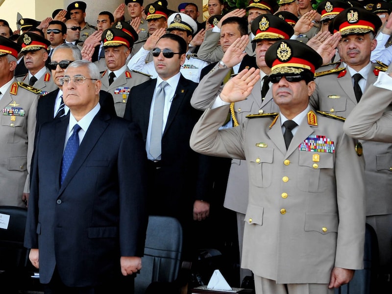 Interimpresident Adly Mansour (links) naast de minister van Defensie, generaal Abdel-Fattah al-Sisi.