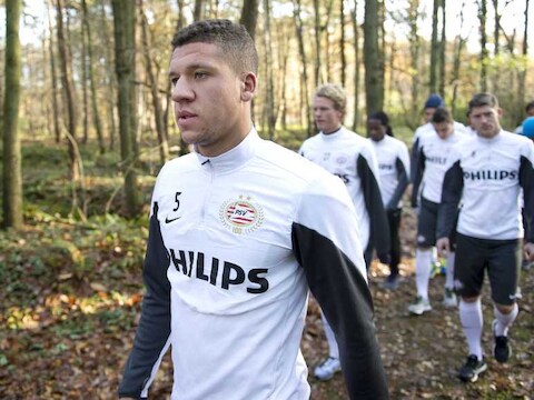 De selectie van PSV bereidt zich in het bos voor op het duel met Vitesse.