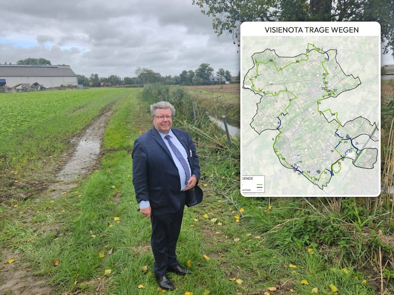 burgemeester Koenraad Degroote aan een stuk grond nabij de Speibeek, waar de gemeente in 2027 een extra stukje trage weg wil voorzien. , Inzet: Een map van Groot-Dentergem met daarop huidige en toekomstige trage wegen.