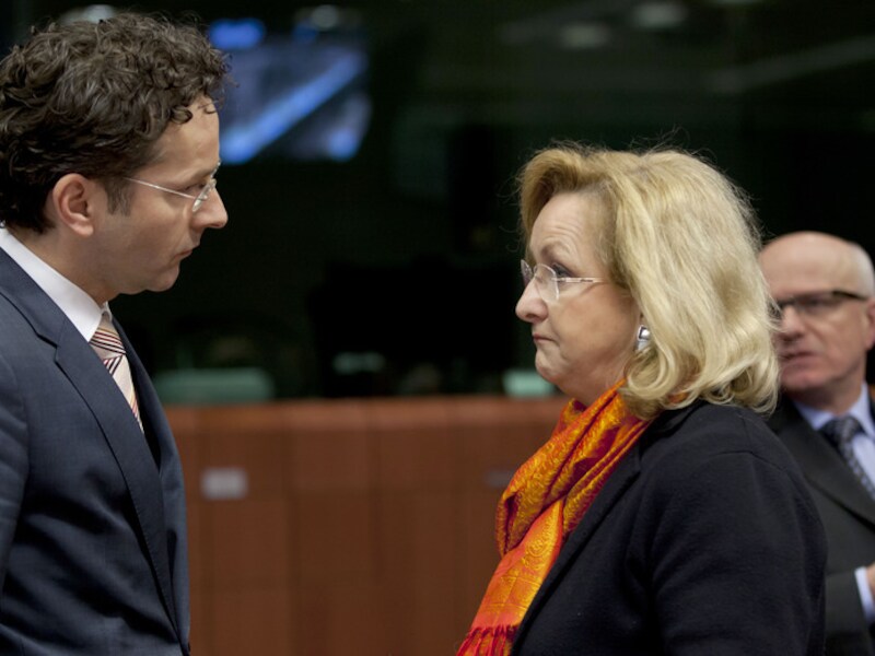 Eurozone-voorzitter Jeroen Dijsselbloem praat met Oostenrijks minister Maria Fekter.