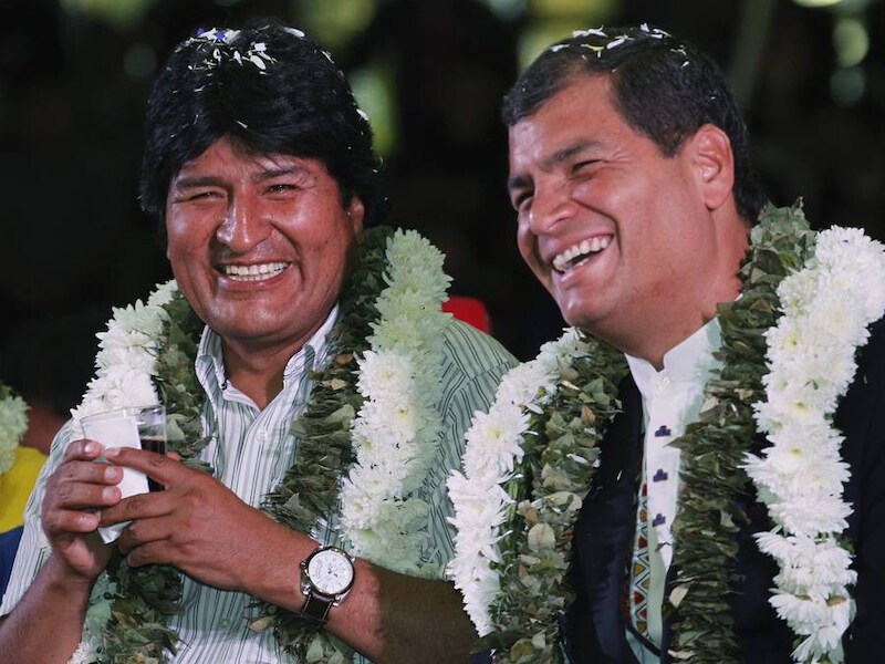 De president van Bolivia, Evo Morales (l), met de president van Equador, Rafael Correa.