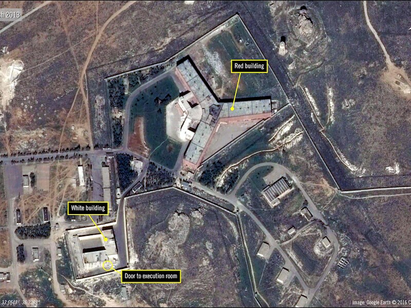 Satellietbeeld van Amnesty International toont de Saydnaya-gevangenis, 30 kilometer ten noorden van Damascus.