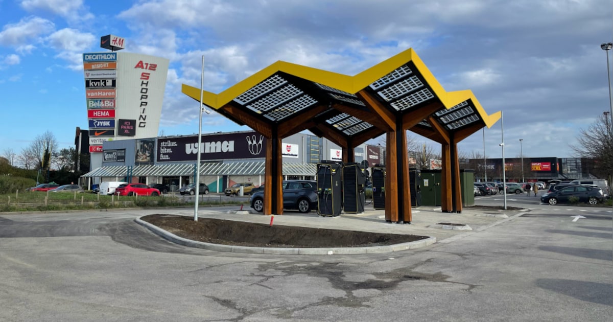Laad je auto op terwijl je shopt: A12 Shopping opent ultrasnel laadstation van Fastned
