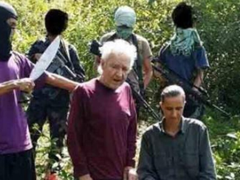 Stephan Victor Okoveix en Henrike Diesen, omringd door Abu Sayaff-rebellen