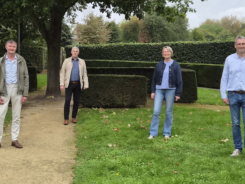 Tiebe De Bruycker (coördinator Mens), Wout Cornette (schepen van Toerisme), Geert Van Kerckhove (algemeen directeur), Lieve Castryck (burgemeester) en Jan Deheegher (schepen van Cultuur) bij werken van Ilke Cop in de abdijtuin.