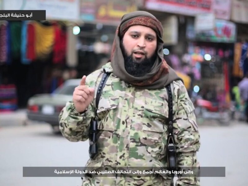 Hicham Chaib tijdens een recente dreigvideo van IS na de aanslagen in Brussel.