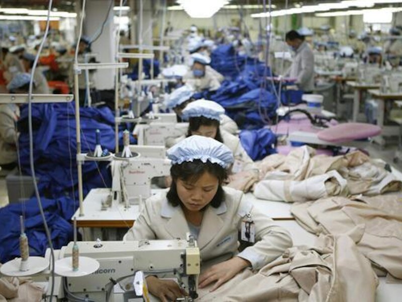 Noord-Koreaanse werknemers maken jassen in een fabriek van een Zuid-Koreaans bedrijf