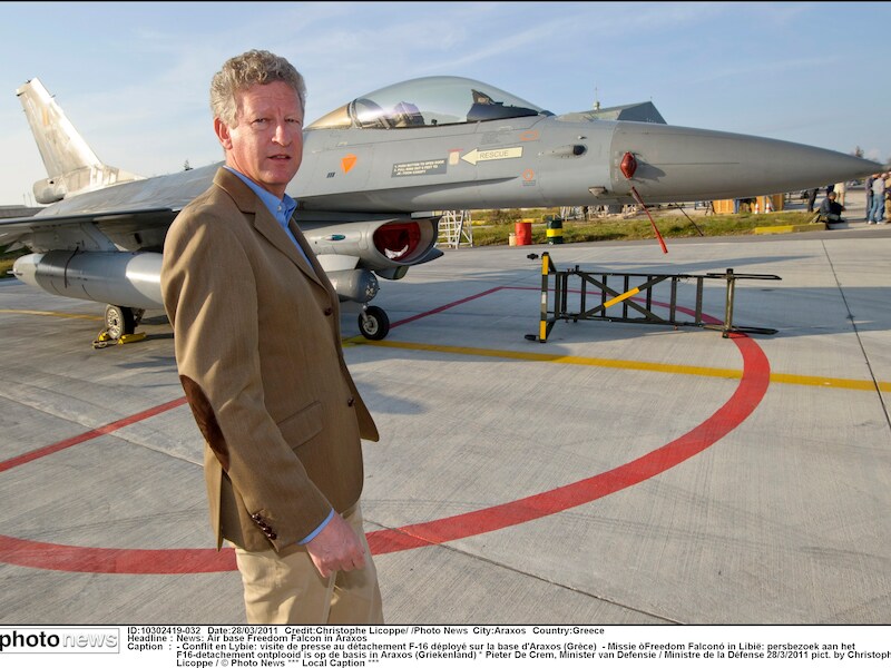 Pieter De Crem bij een Belgische F-16.