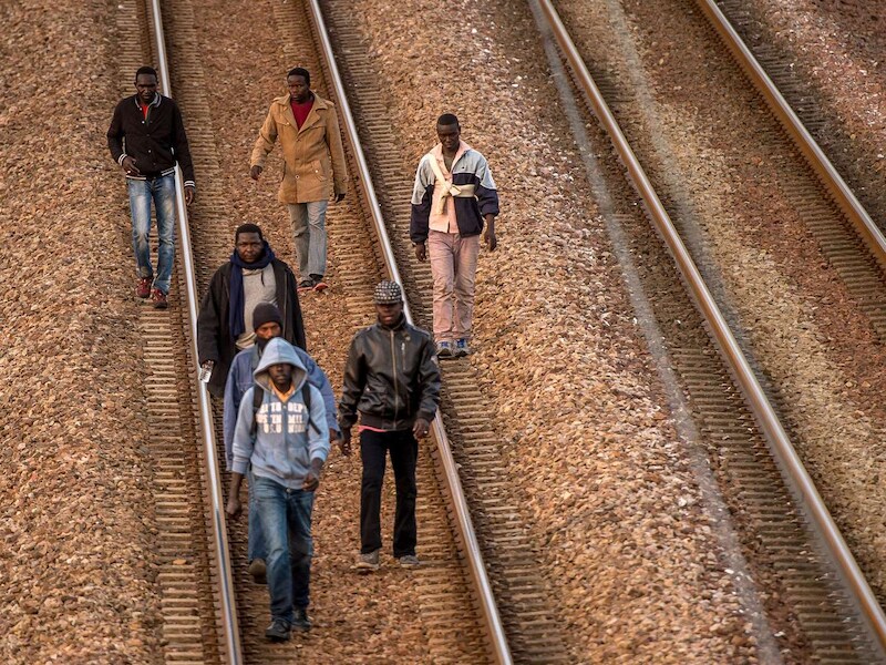 Migranten op de sporen in Calais
