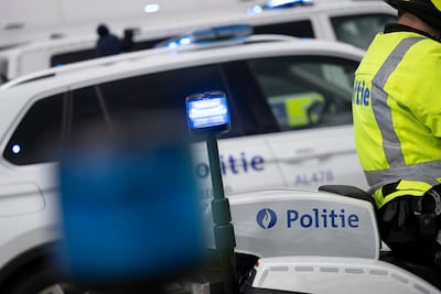 18-jarige met voorlopig rijbewijs probeert aan politie te ontsnappen en knalt tegen combi in Antwerpen