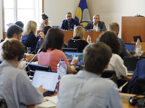 Voorzitter van Anderlechtse Haard Lotfi Mostefa (C) tijdens een zitting van het Brussels Parlement (archiefbeeld)