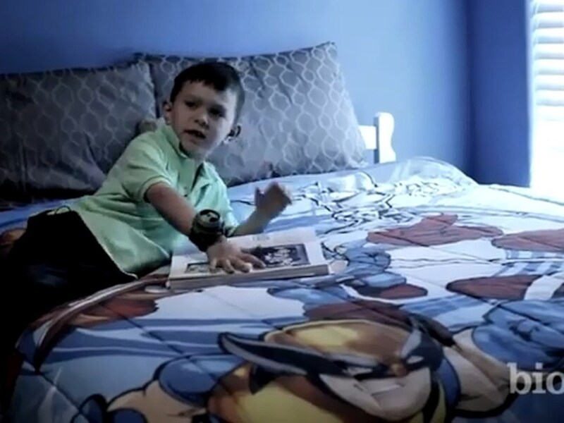De vijfjarige Ryan duidt zichzelf aan op een foto uit 1932