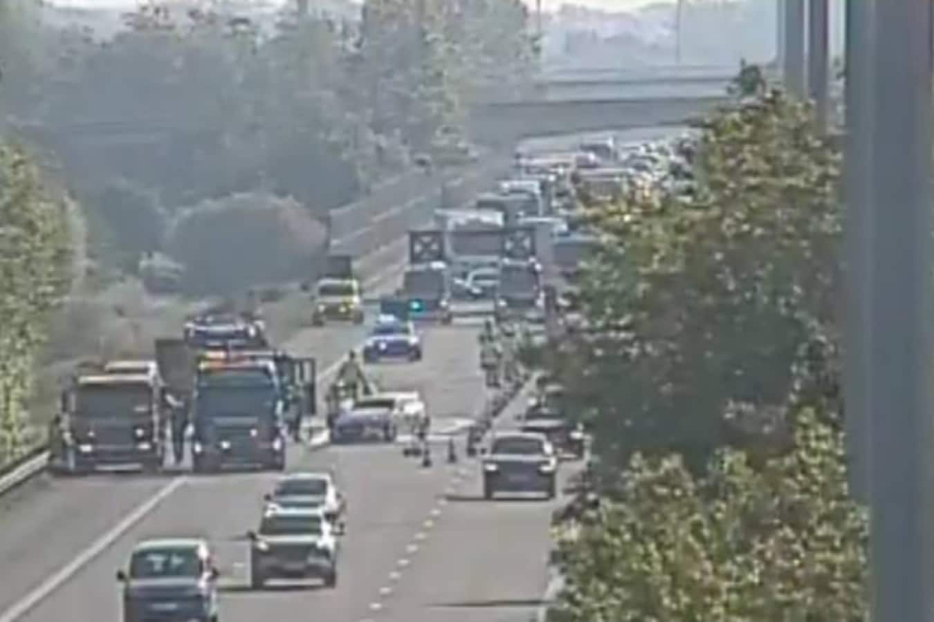 Motorrijder afgevoerd na aanrijding met twee wagens op E17 tussen ...