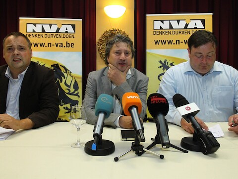 Fons Duchateau (L), Ludo Van Campenhout (R) en partijvoorzitter Bart De Wever.
