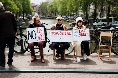 Buurt in Amsterdam is TikToktoerisme spuugzat: “Massahysterie met truffelmayonaise”