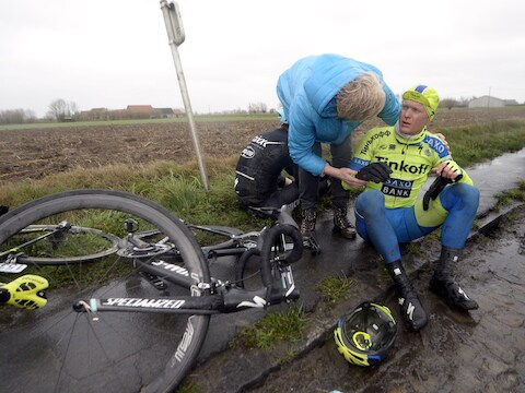 Matti Breschel moet even bekomen na een zware val op de natte stenen