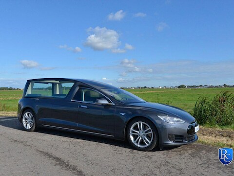 De Tesla Model S rouwwagen. De auto is doormidden gezaagd en vervolgens verlengd.