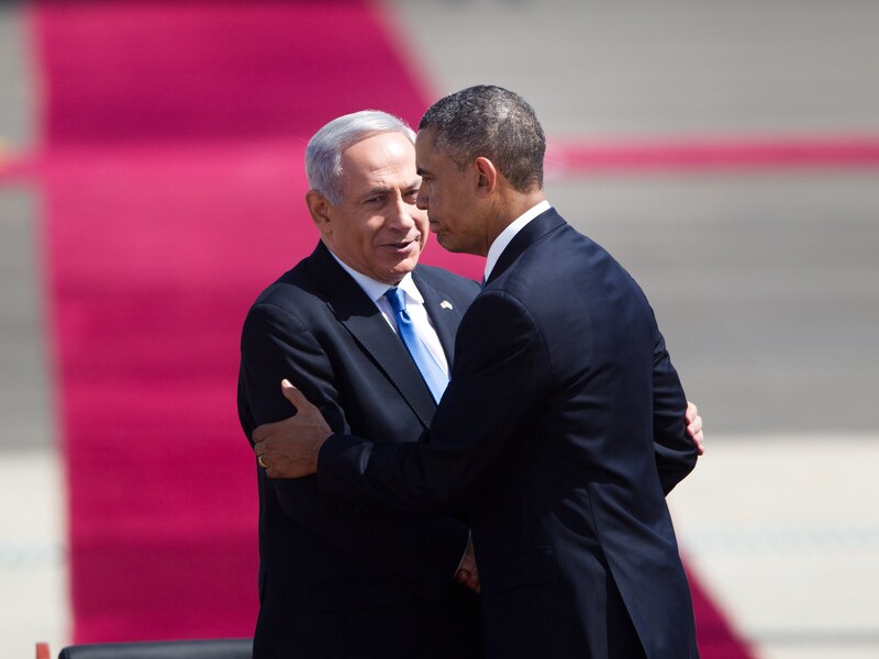 Presidenten onder elkaar. Benjamin Netanyahu en Barack Obama groeten elkaar op de luchthaven van Tel Aviv.