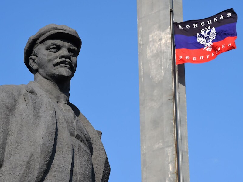 Vlag van de zelfverklaarde Volksrepubliek Donetsk op het Leninplein.