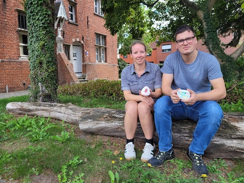 Katrien Bellekens zorgt als community builder voor verbinding tussen gasten van het MPI zoals Maarten (foto), Huis Perrekes, de lokale scholen en allerhande organisaties binnen het dorp.
