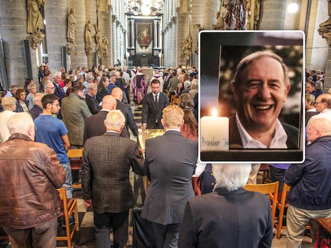De Sint-Maartenskerk in Kortrijk liep vol voor de uitvaartdienst van John Dekimpe. Inzet: de geliefde priester met zijn typerende lach.