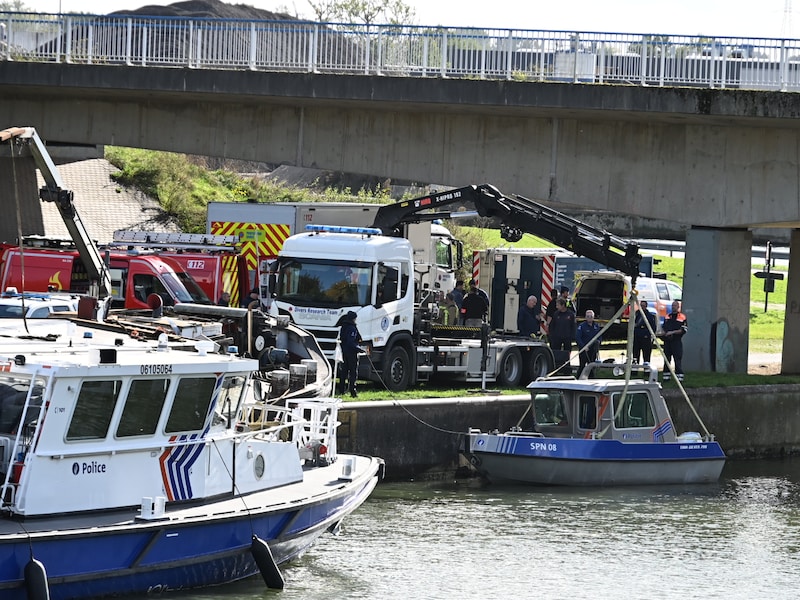 De Cel Vermiste Personen voert een zoekactie uit in de Metropoolstraat. Een vermiste persoon uit Schoten, naar wie al een tijdje werd gezocht, is teruggevonden aan de Schotense Sluis.