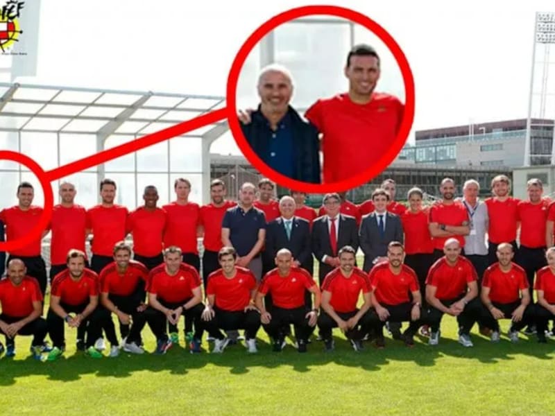 Ooit mentor en leerling, nu tegenover mekaar in WK-finale: deze opvallende foto van Lionel Scaloni en Luis de la Fuente gaat viraal