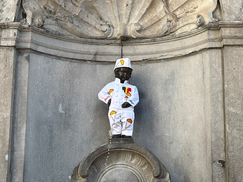 Manneken Pis kreeg een frituristenkostuum aangemeten. 