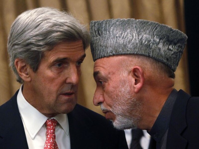 Voormalig VS-presidentskandidaat John Kerry vloog naar Afghanistan om Karzaï te overtuigen.