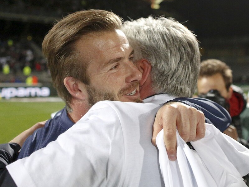 Becks valt in de armen van trainer Ancelotti.