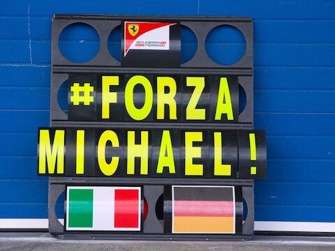 Een steunbetuiging aan Schumacher in de teamgarage van Ferrari.