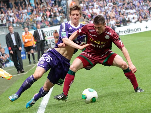 Delaplace (R) hier met Dennis Praet in duel tijdens de kampioenenwedstrijd tegen Anderlecht.