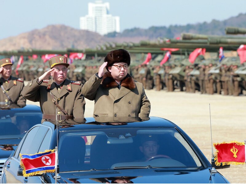 Op deze foto die werd vrijgegeven door het Noord-Koreaanse persagentschap is te zien hoe dictator Kim Jong-un de artillerievoorraad van het land inspecteert.