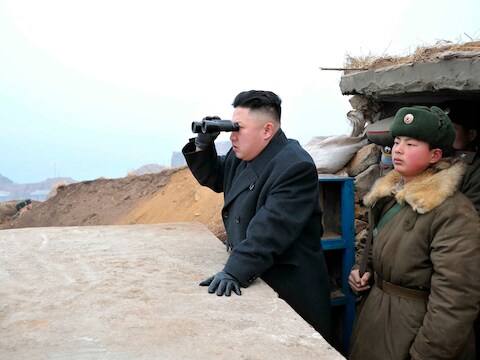 Kim Jong-un aanschouwt de manoeuvres nabij de Zuid-Koreaanse grens.