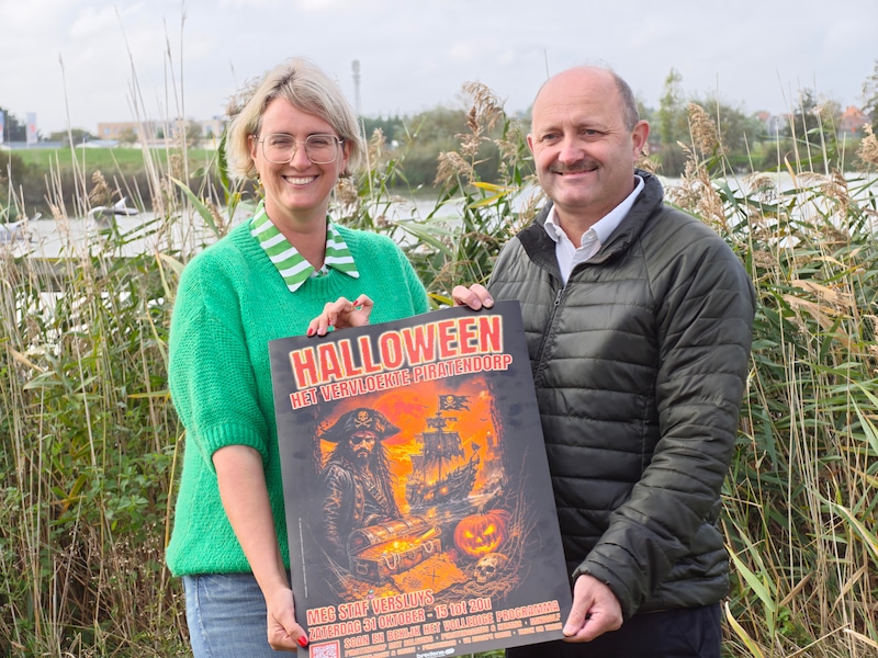 Burgemeester Kelly Spillier en schepen van toerisme Alain Lynneel presenteren de halloweenactiviteiten in Bredene.