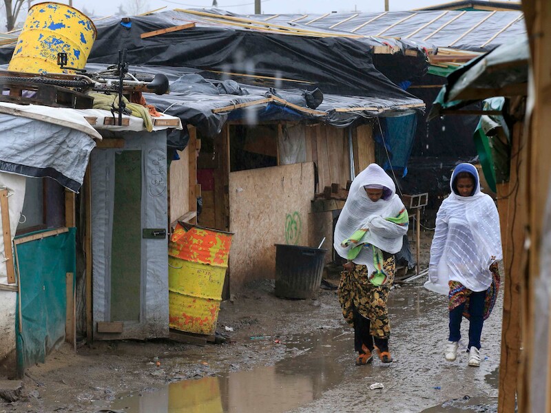 Migranten in het zuidelijke deel van het kamp in Calais, dat tegen morgenavond ontruimd moet worden.