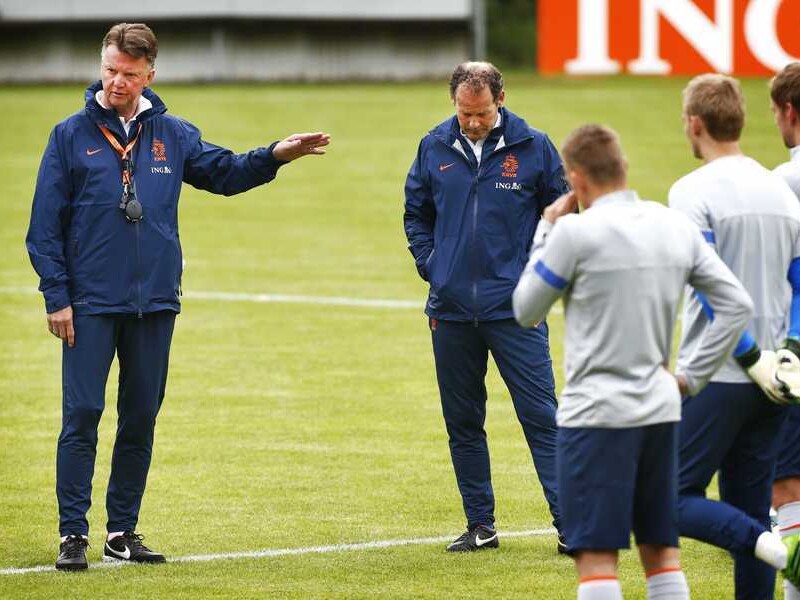 Bondscoach Louis van Gaal (links).