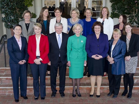 Kevin Rudd met de vrouwelijke leden van zijn nieuw kabinet.