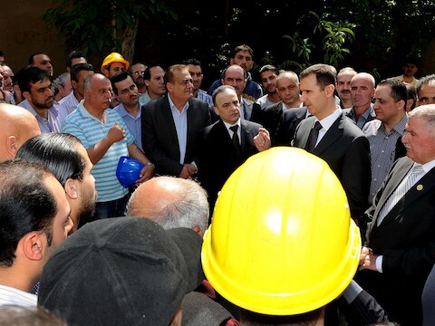 De Syrissche president Bashar Assad vandaag bij de elektriciteitscentrale.