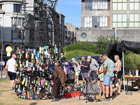 Het kunstwerk trOOST groeide tijdens Theater aan Zee verder aan met flessenpost van bezoekers 