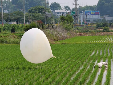 Archiefbeeld van een eerdere ballon met afval die Noord-Korea over de grens met Noord-Korea had laten vliegen.