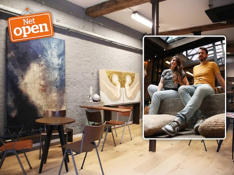 een blik op de loungebar met kunst en design van Artisan's / (inzet: Jolanta en Matthias in de patio van het pand)